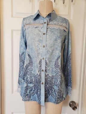 Women's Shirt Size Medium